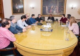 Miembros del comité de empresa de Almaraz con el presidente de la Diputación