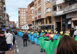 Un multitudinario desfile juvenil abre el Carnaval