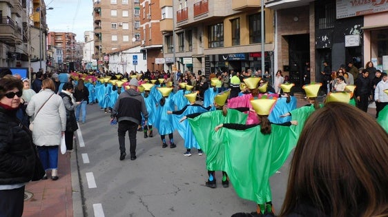 Un multitudinario desfile juvenil abre el Carnaval