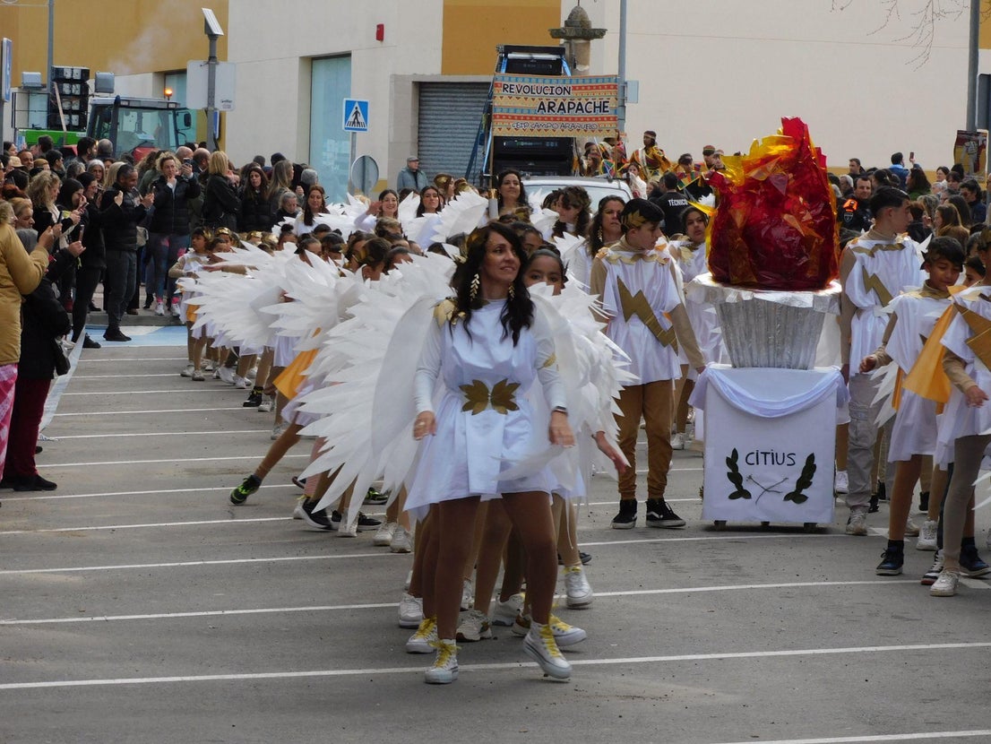 Un multitudinario desfile juvenil abre el Carnaval
