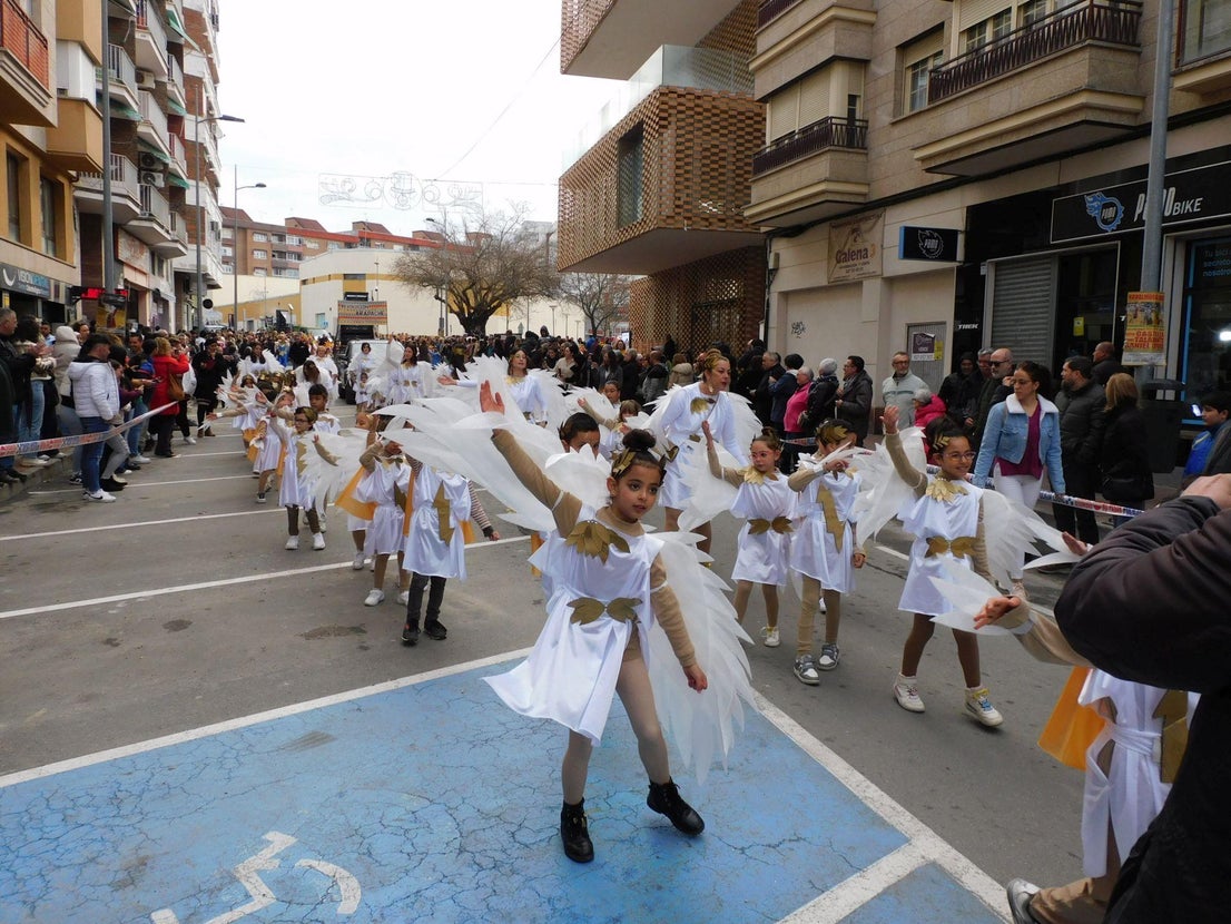 Un multitudinario desfile juvenil abre el Carnaval