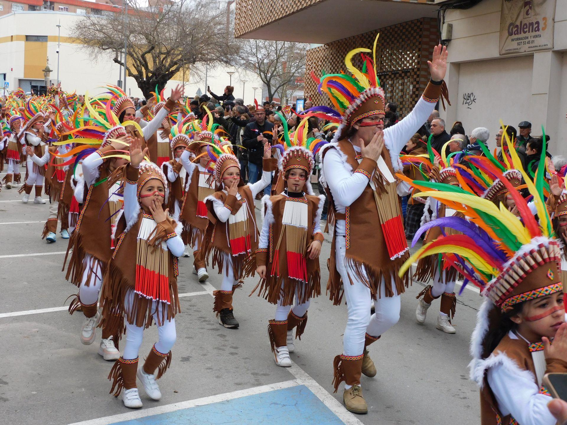 Un multitudinario desfile juvenil abre el Carnaval