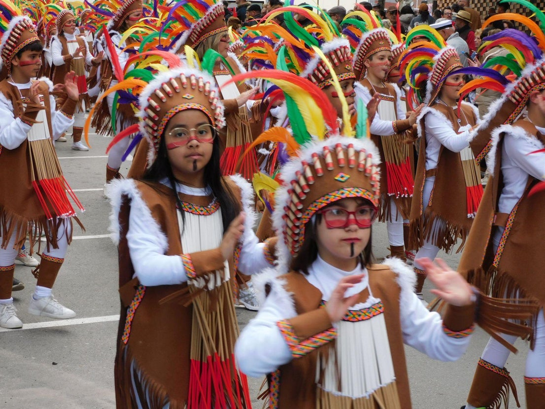 Un multitudinario desfile juvenil abre el Carnaval
