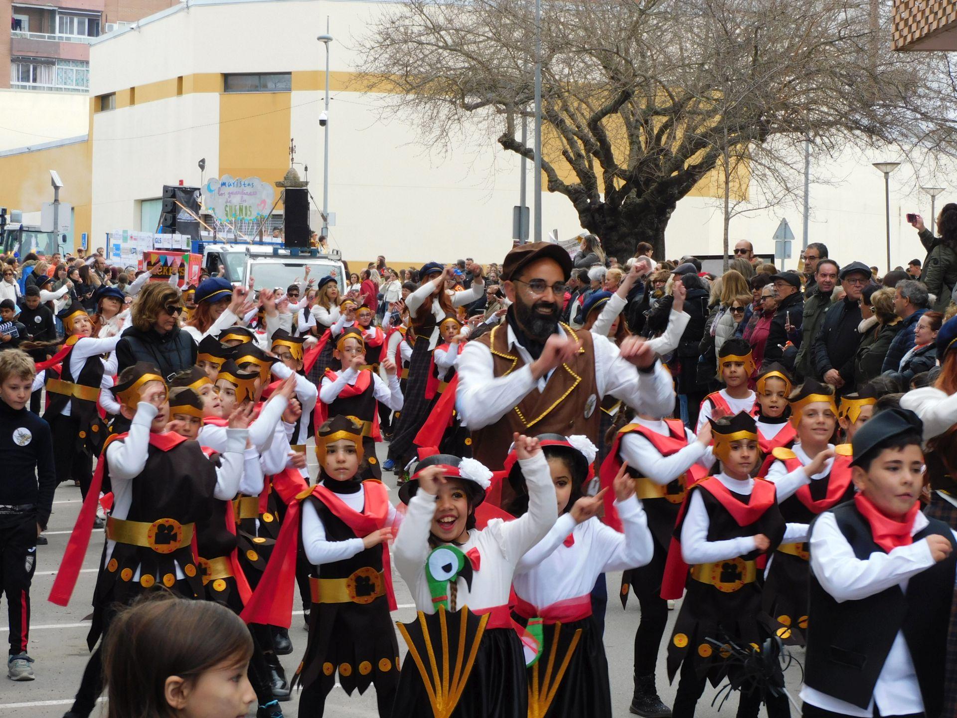 Un multitudinario desfile juvenil abre el Carnaval