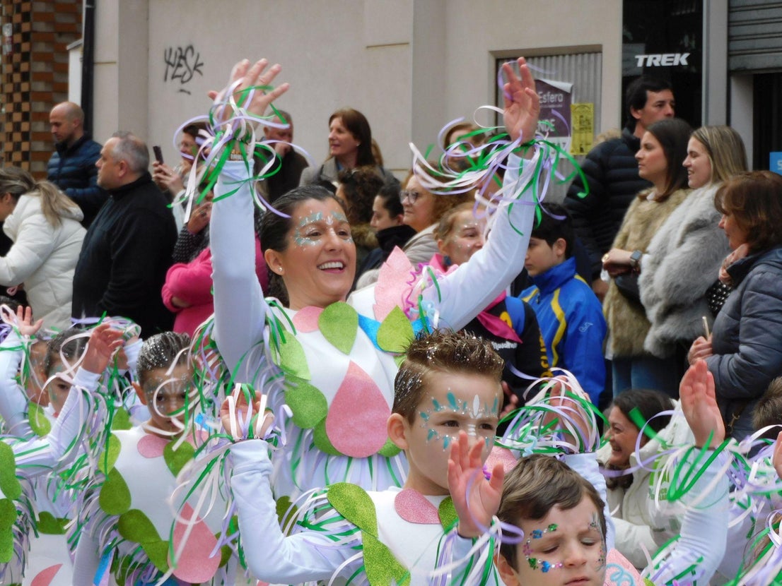 Un multitudinario desfile juvenil abre el Carnaval
