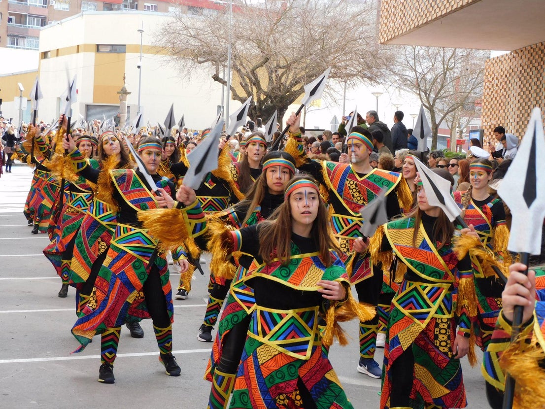 Un multitudinario desfile juvenil abre el Carnaval