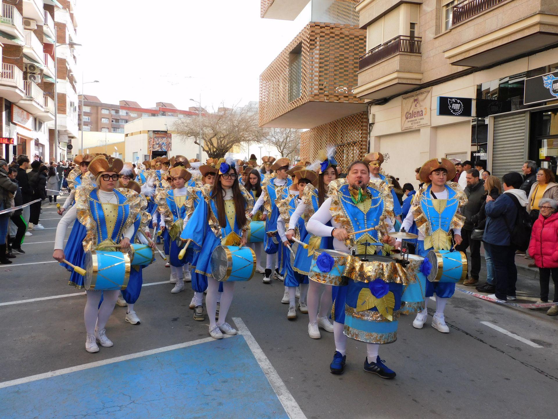 Un multitudinario desfile juvenil abre el Carnaval