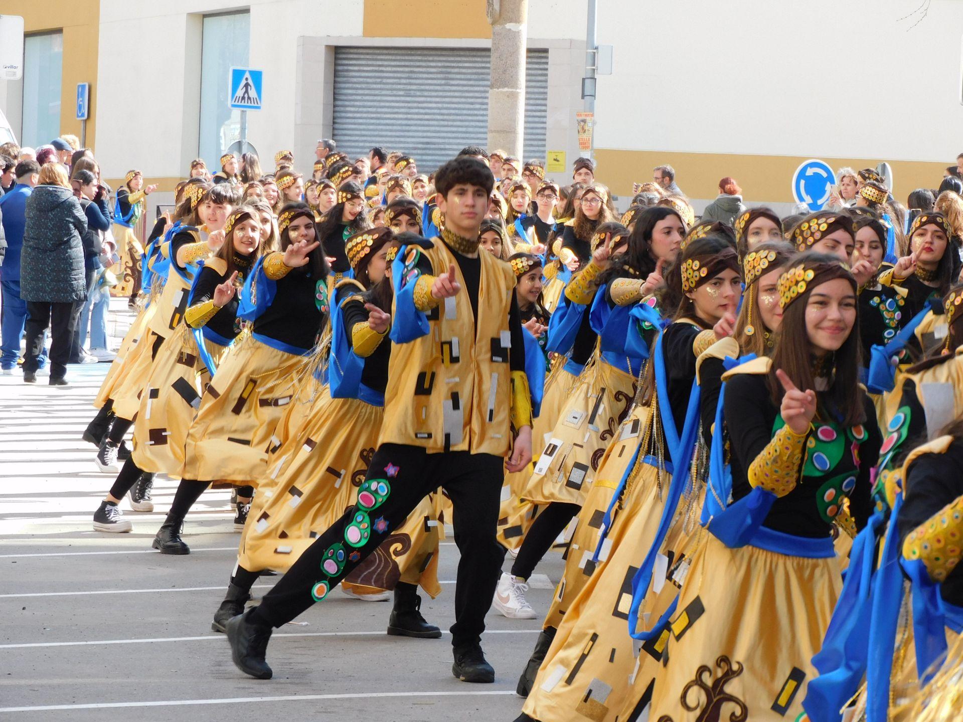 Un multitudinario desfile juvenil abre el Carnaval