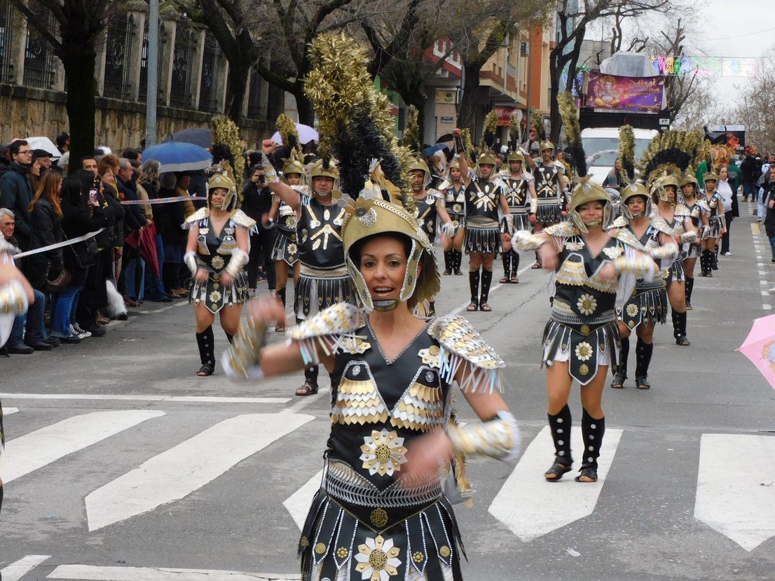 El desfile del Carnaval se impone al frío y la lluvia