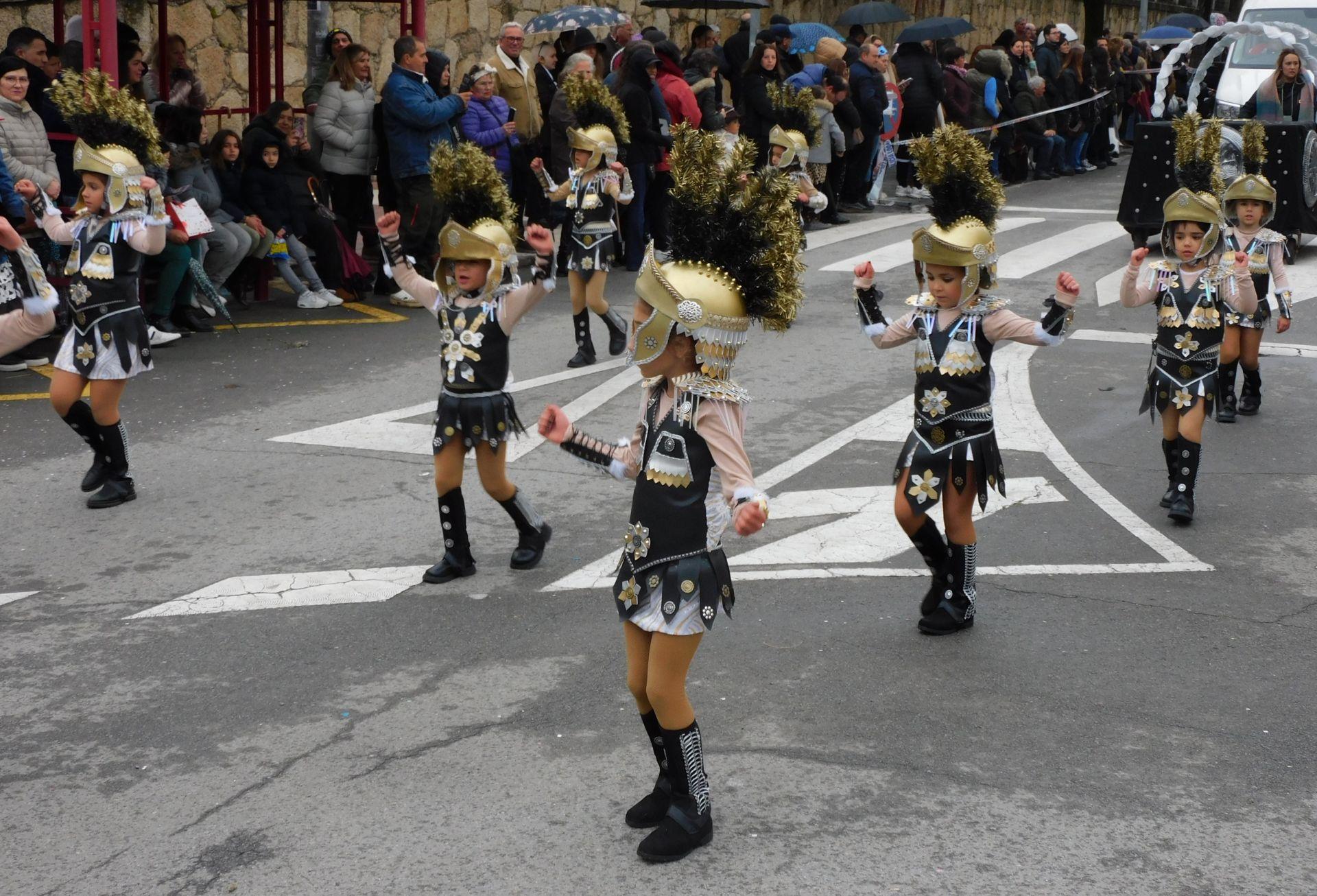 El desfile del Carnaval se impone al frío y la lluvia