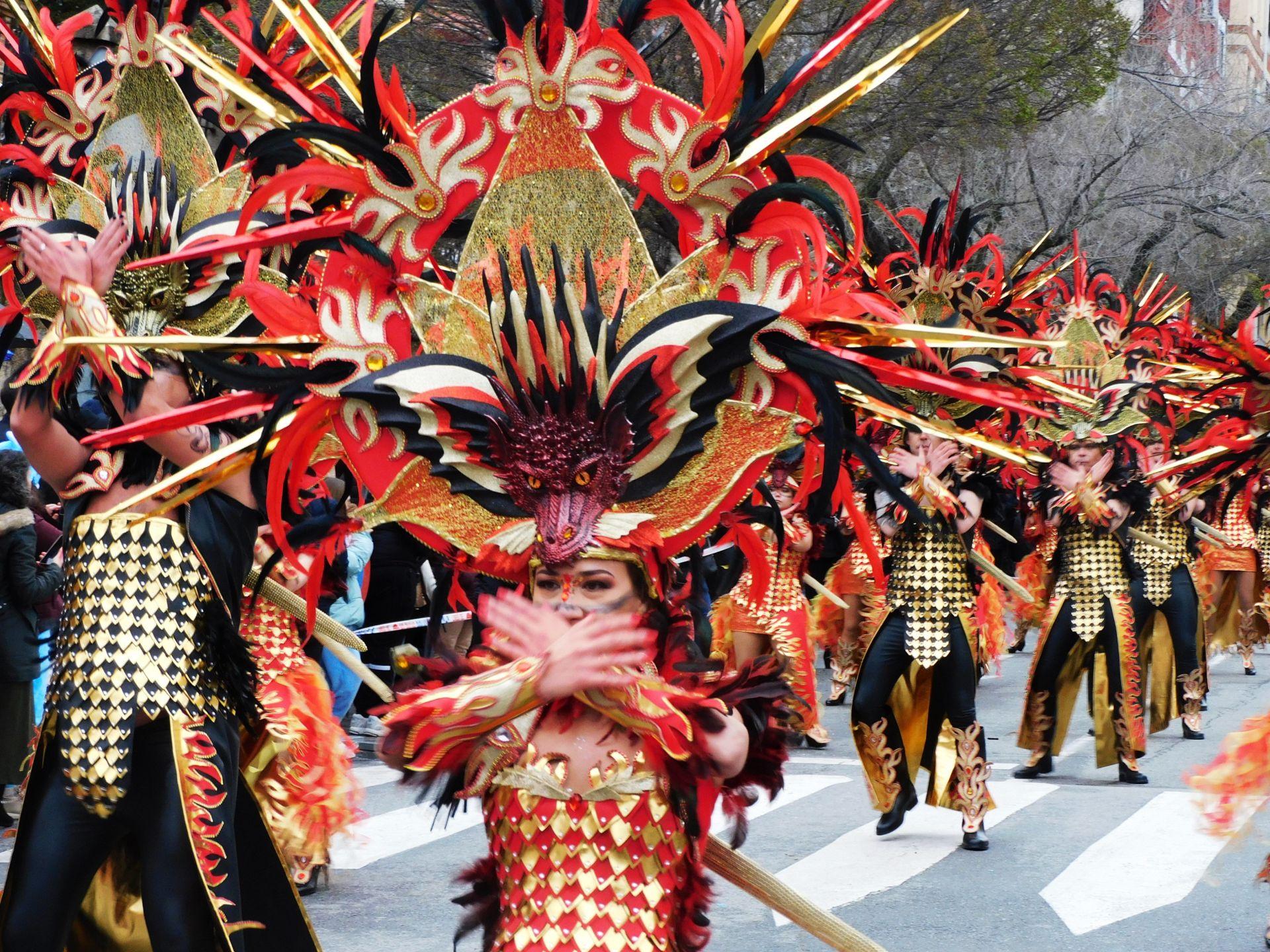 El desfile del Carnaval se impone al frío y la lluvia