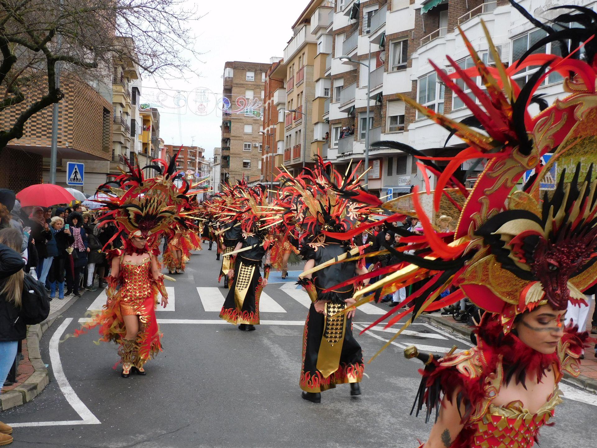 El desfile del Carnaval se impone al frío y la lluvia