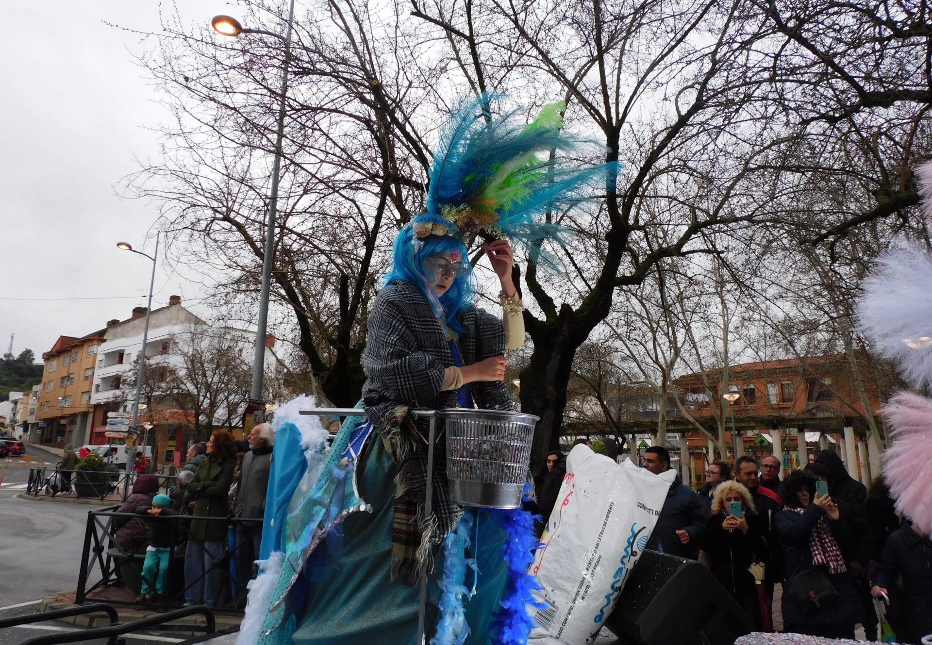 El desfile del Carnaval se impone al frío y la lluvia