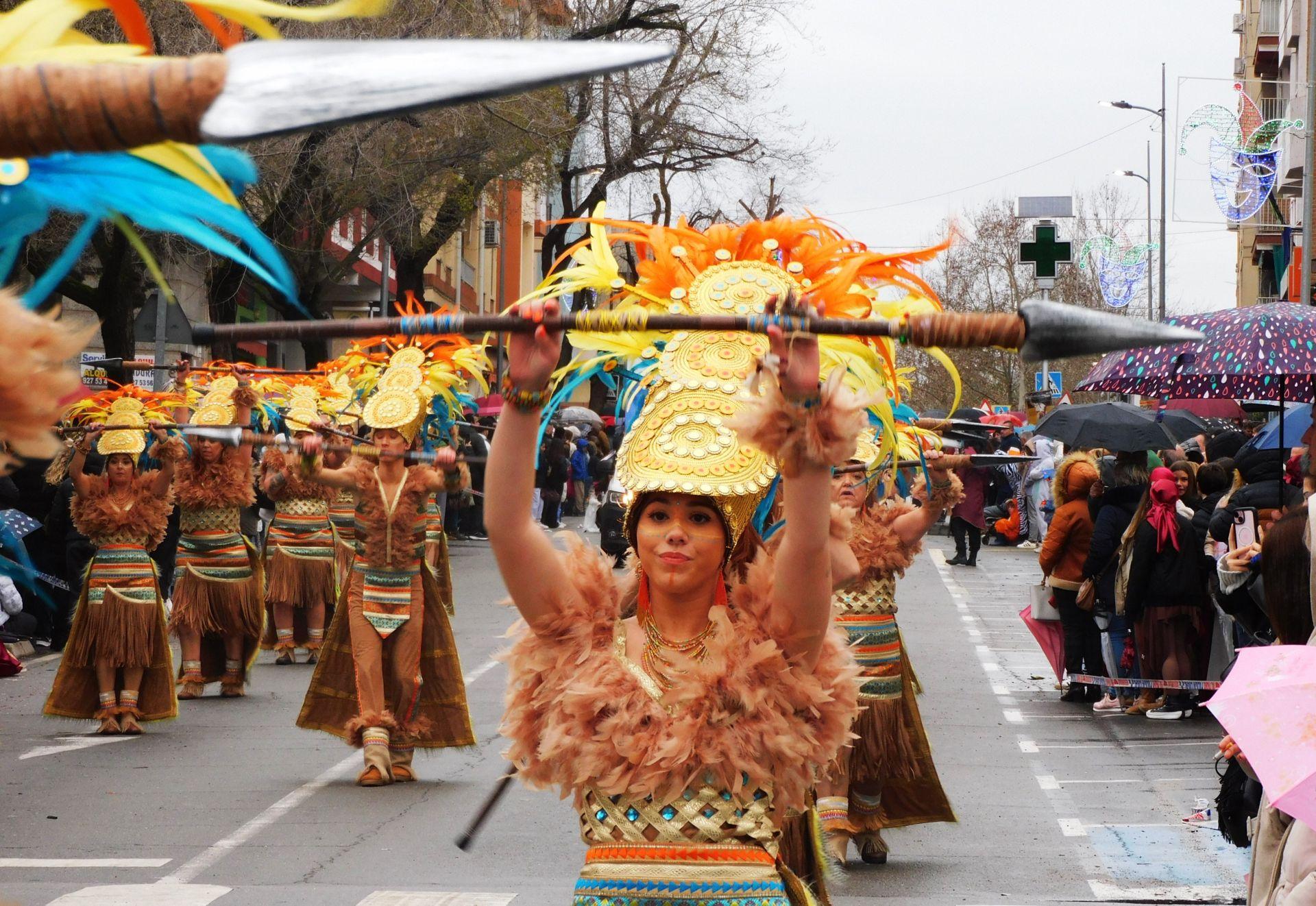 El desfile del Carnaval se impone al frío y la lluvia