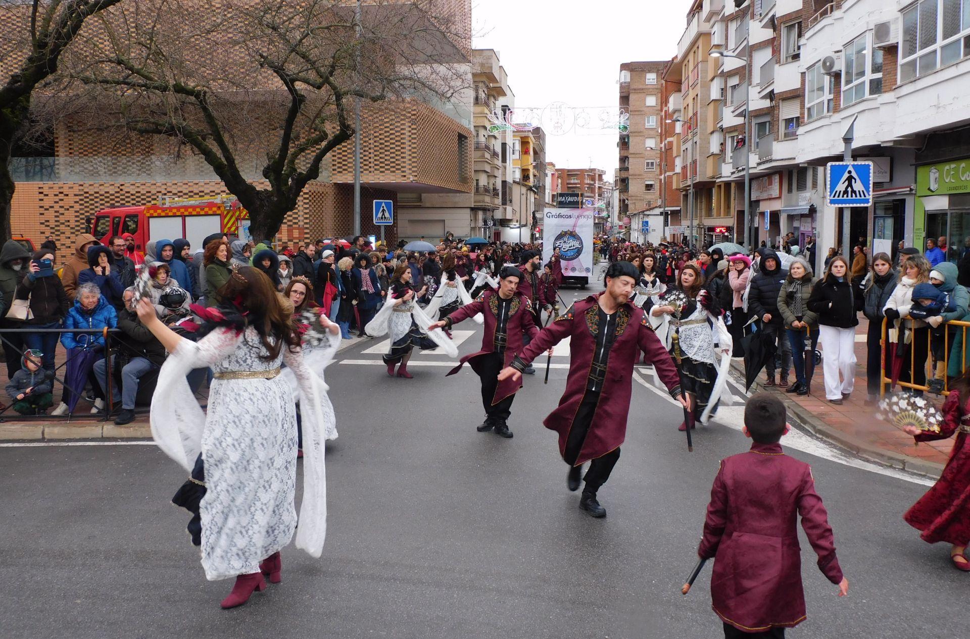 El desfile del Carnaval se impone al frío y la lluvia