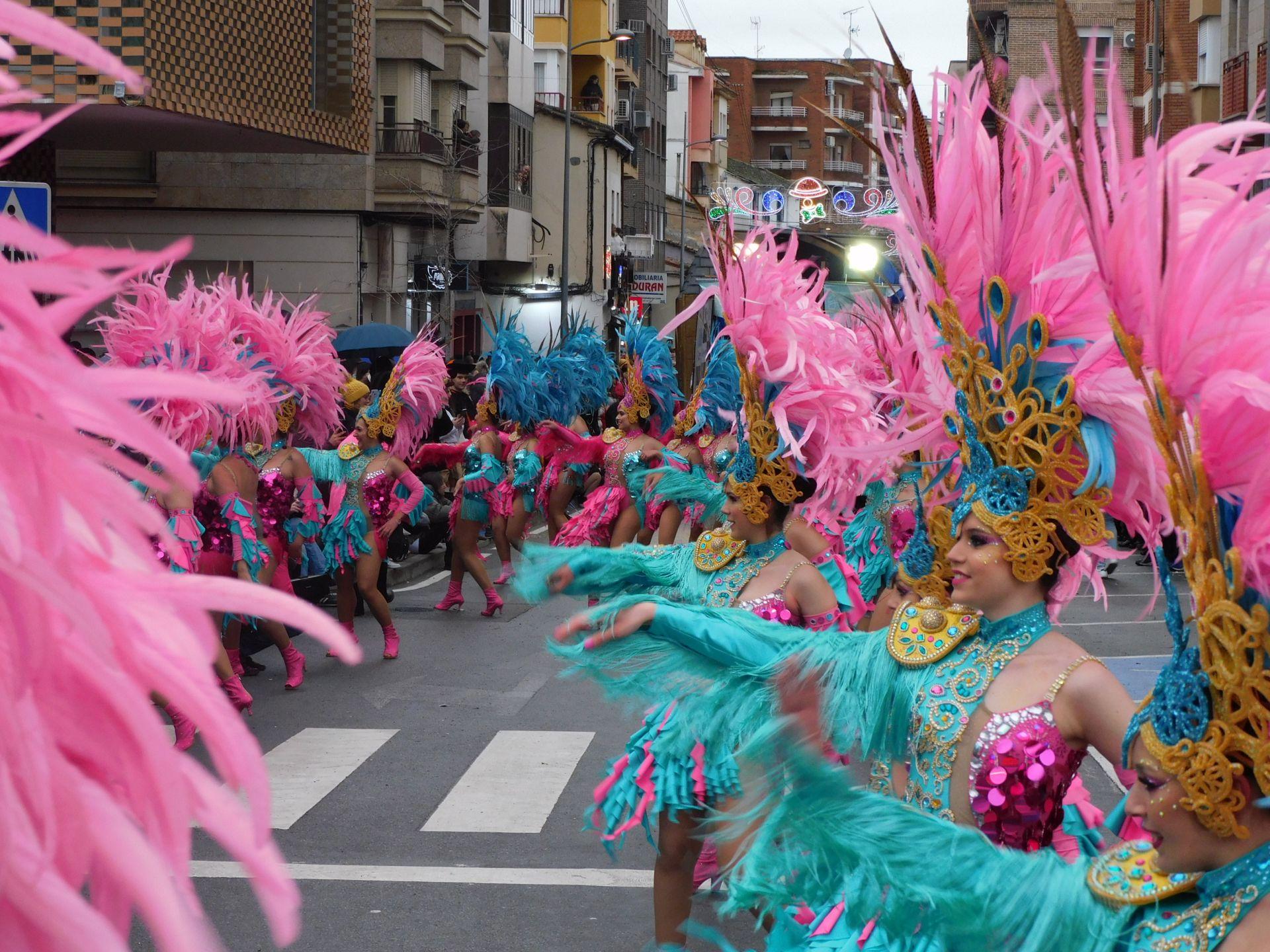 El desfile del Carnaval se impone al frío y la lluvia