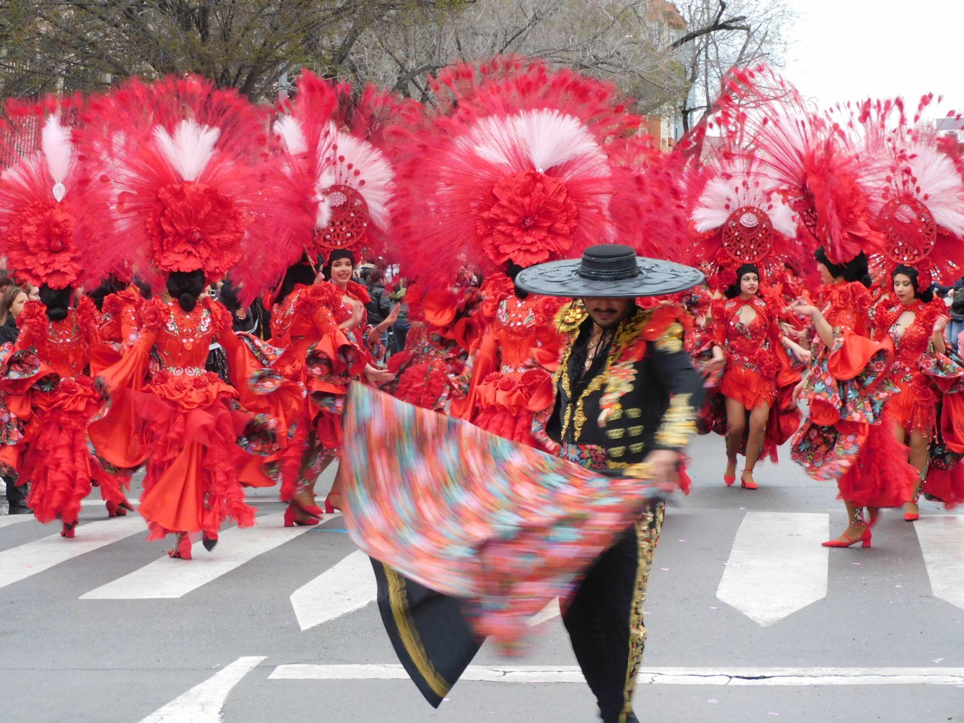 El desfile del Carnaval se impone al frío y la lluvia