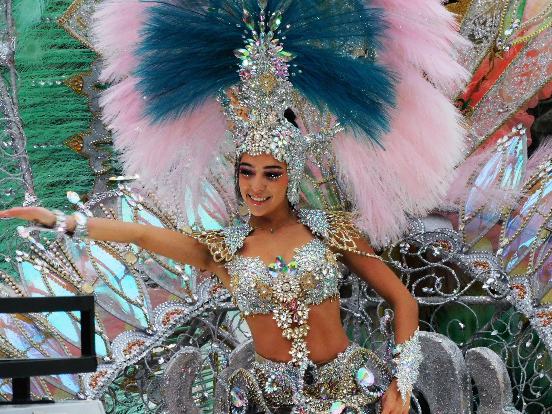 El desfile del Carnaval se impone al frío y la lluvia