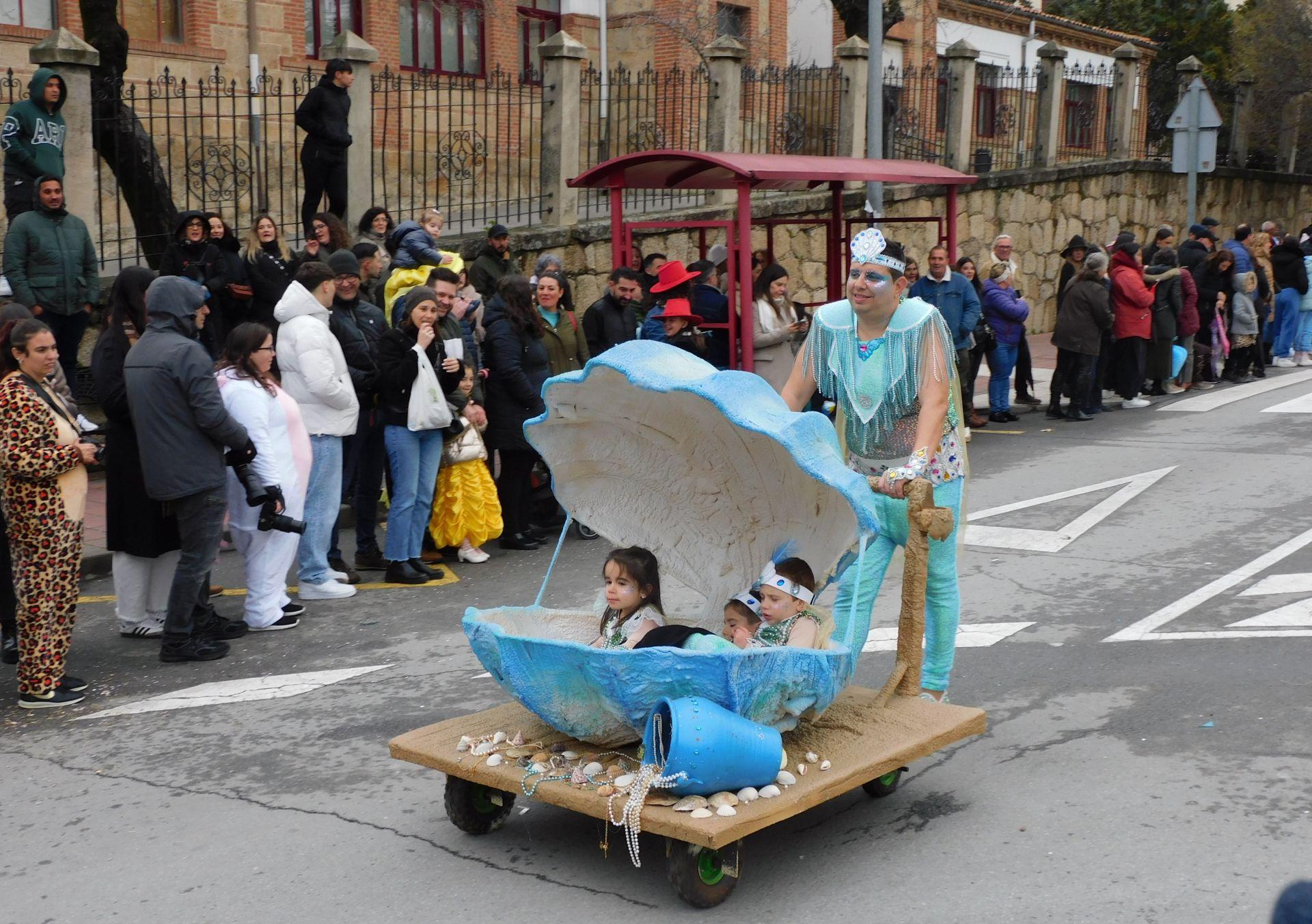 El desfile del Carnaval se impone al frío y la lluvia