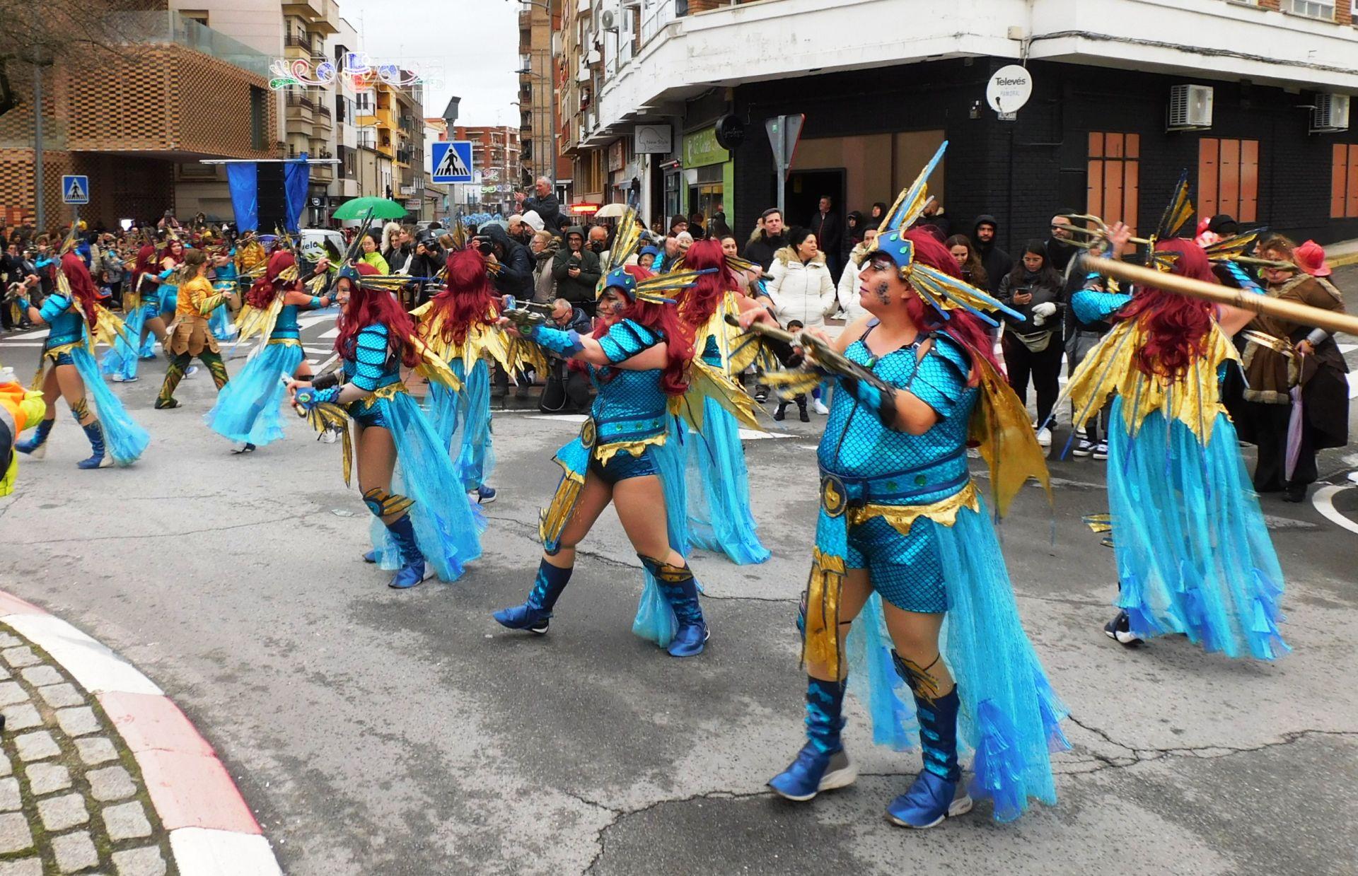 El desfile del Carnaval se impone al frío y la lluvia