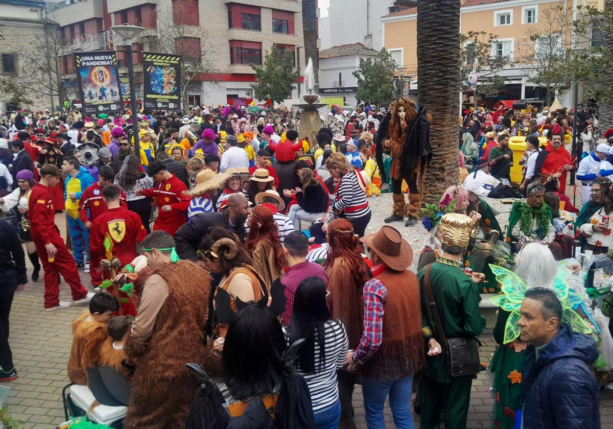 Ambiente en el Jardincillo durante el 'Cómete el Carnavalmoral'