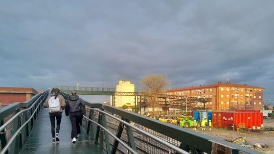 Sin pasos a nivel, pero con pasarela y nuevo puente