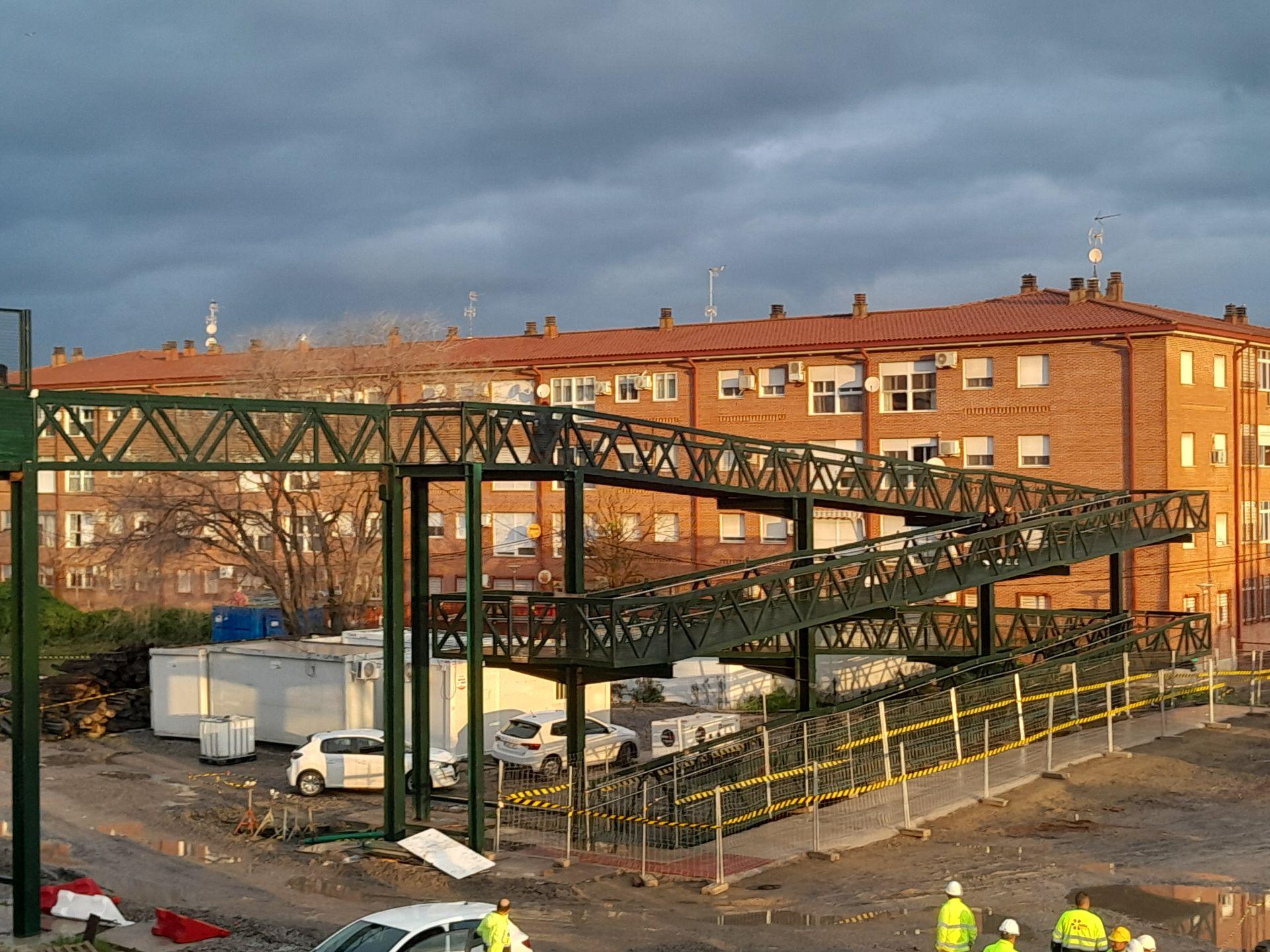 Sin pasos a nivel, pero con pasarela y nuevo puente