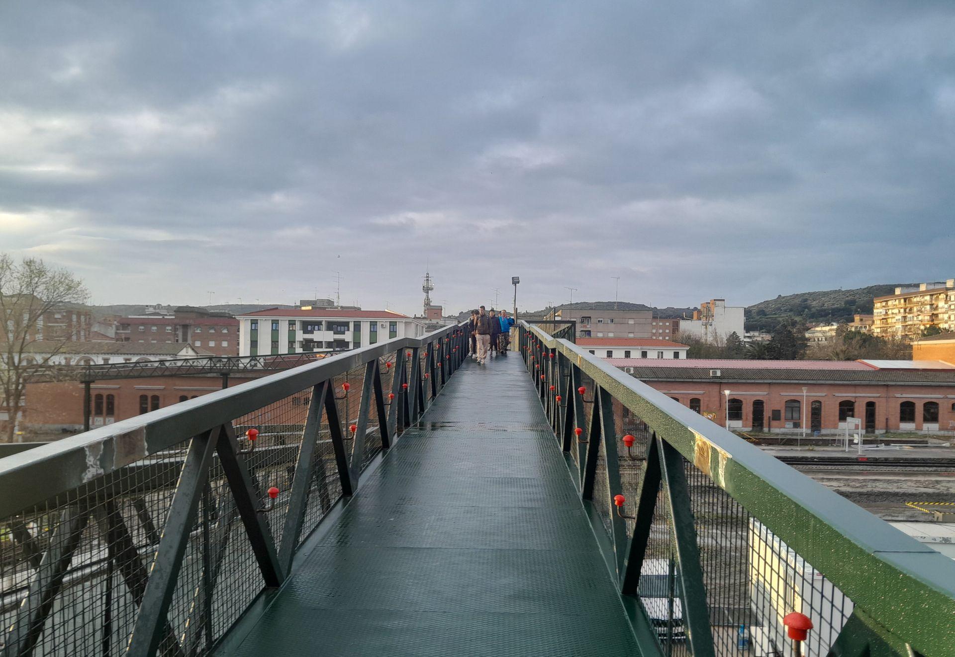 Sin pasos a nivel, pero con pasarela y nuevo puente