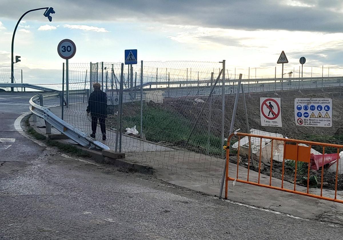 Una vecina de Navarrosa accede al nuevo puente