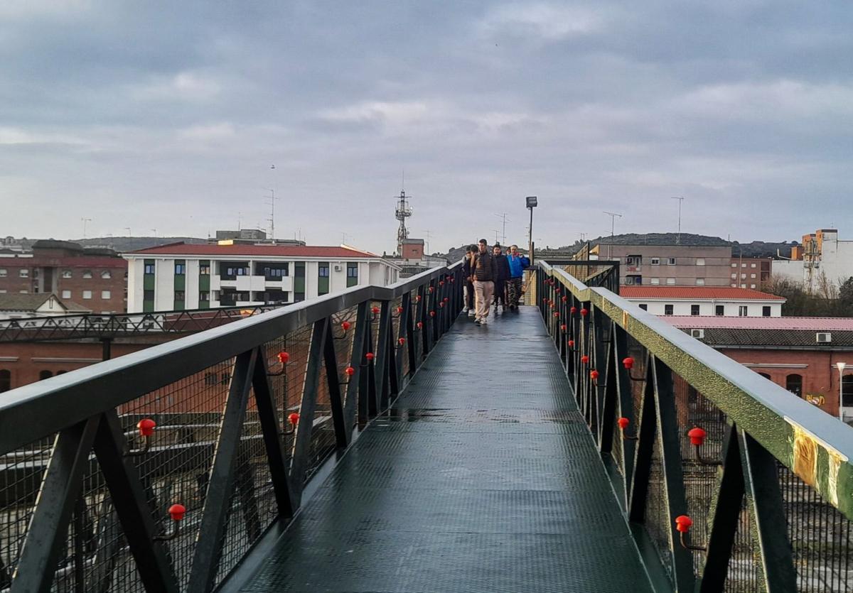 Pasarela peatonal que salva las vías entre las viviendas del silo y la estación