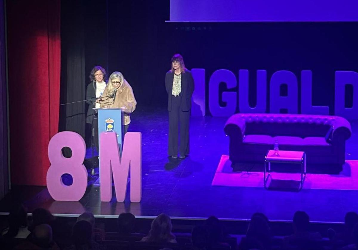 Cristina Marcos ante la atenta mirada de Pilar Galán y Mabel Lozano