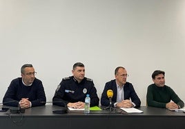 El alcalde y el subinspector con los concejales Benito Pineda y Francisco Javier Porras
