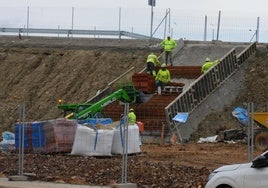 Escalera en obras para llegar al acceso peatonal del puente