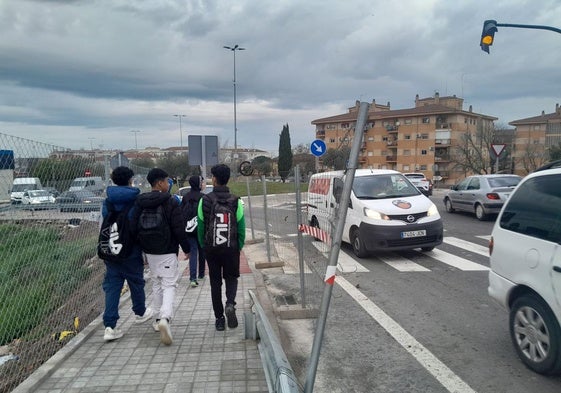 Accesos al barrio de Navarrosa y al instituto Zurbarán