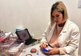 Victoria Toboso en plena tarea