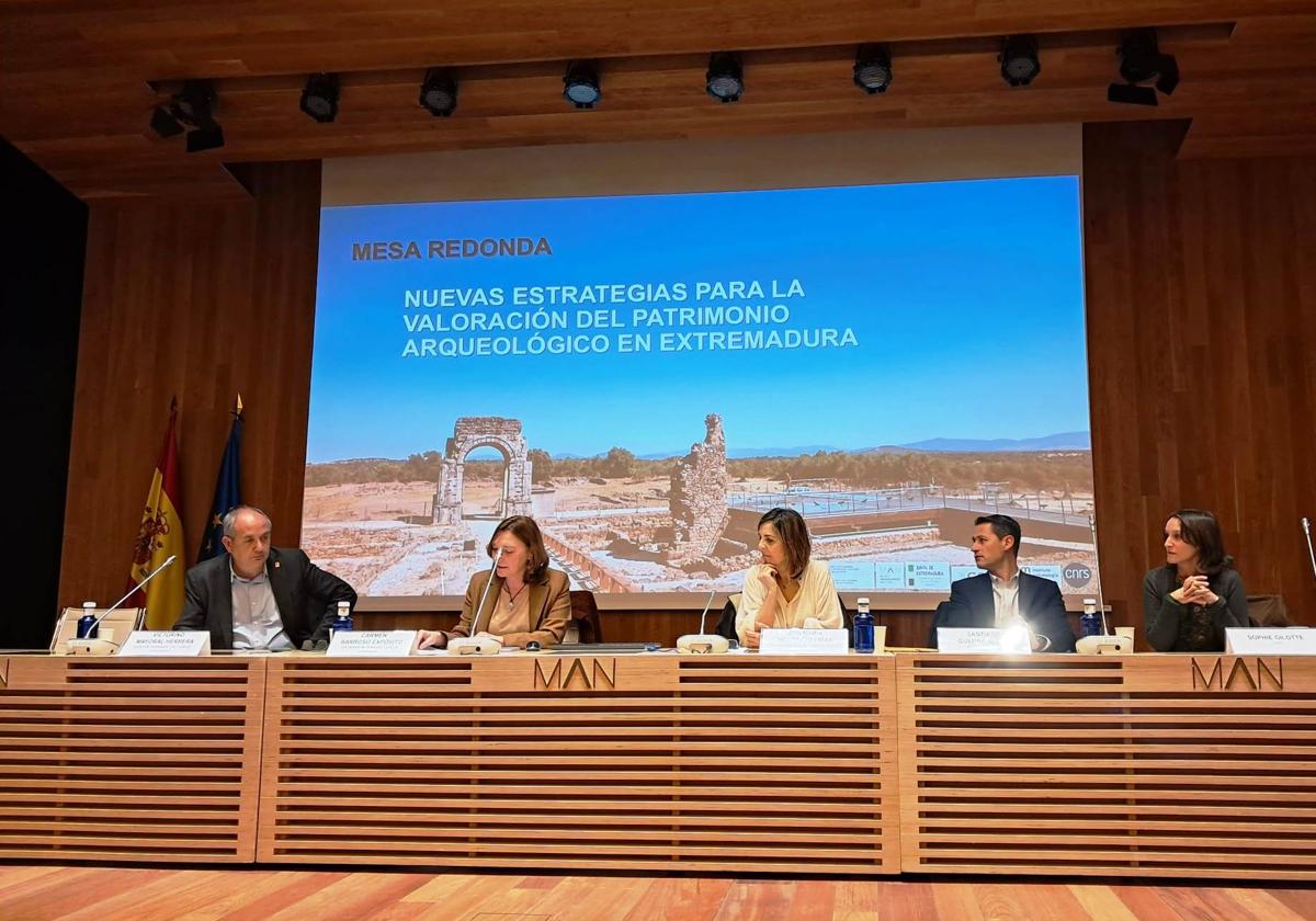 Sophie Gilotte, primera por la derecha, en la mesa redonda