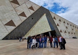 Los visitantes ante el imponente museo