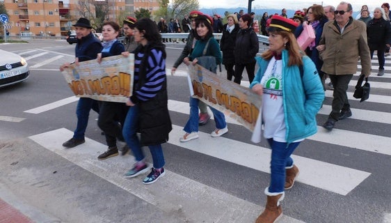 Un centenar de vecinos pide más seguridad y mejor accesibilidad tras el cierre de los pasos a nivel