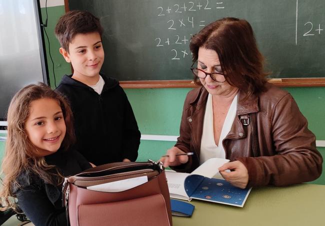Carmen Galán firmando ejemplares en el colegio