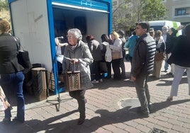 Reparto de packs en el puesto abierto en el Jardincillo