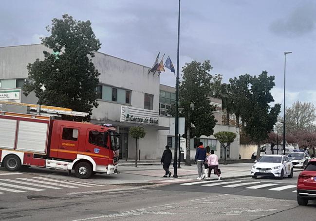 Bomberos y Guardia Civil el jueves ante el centro de salud