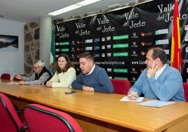 Representantes de la institución y alcaldes durante el encuentro.