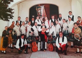 Mario en el centro en una imagen retrospectiva con su grupo, El Encinar