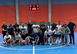 Los dos equipos juntos al término del encuentro