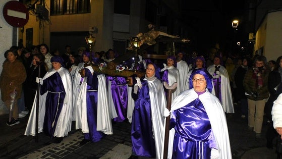 La sobrecogedora procesión del Silencio da paso al Triduo Pascual