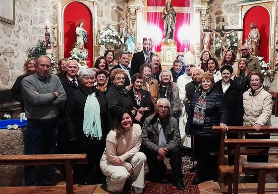 Asistentes a la Misa de Pascua en Valdehúncar