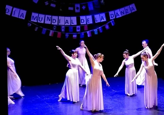 La celebración del Día de la Danza llena el teatro