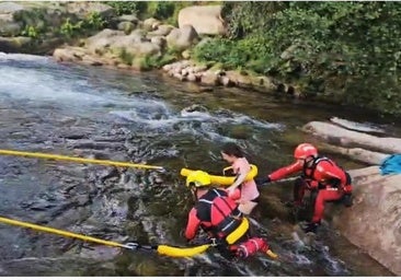 Los bomberos rescatan a una mujer y su hijo atrapados por la corriente en la garganta de Cuartos