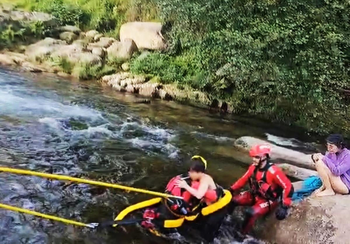 Los bomberos rescatan a una mujer y su hijo atrapados por la corriente en la garganta de Cuartos