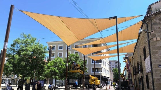 Vuelven los toldos de sombreado al peatonal